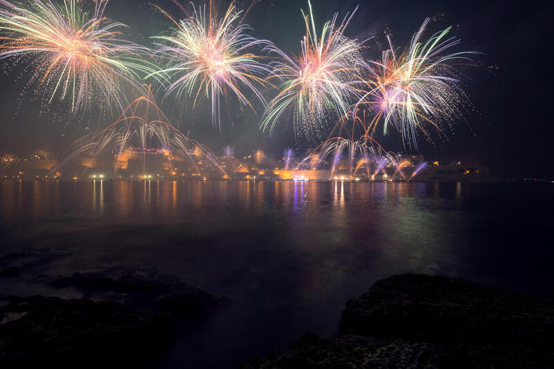 Fireworks show in the sky over Malta — Мальтийский вестник